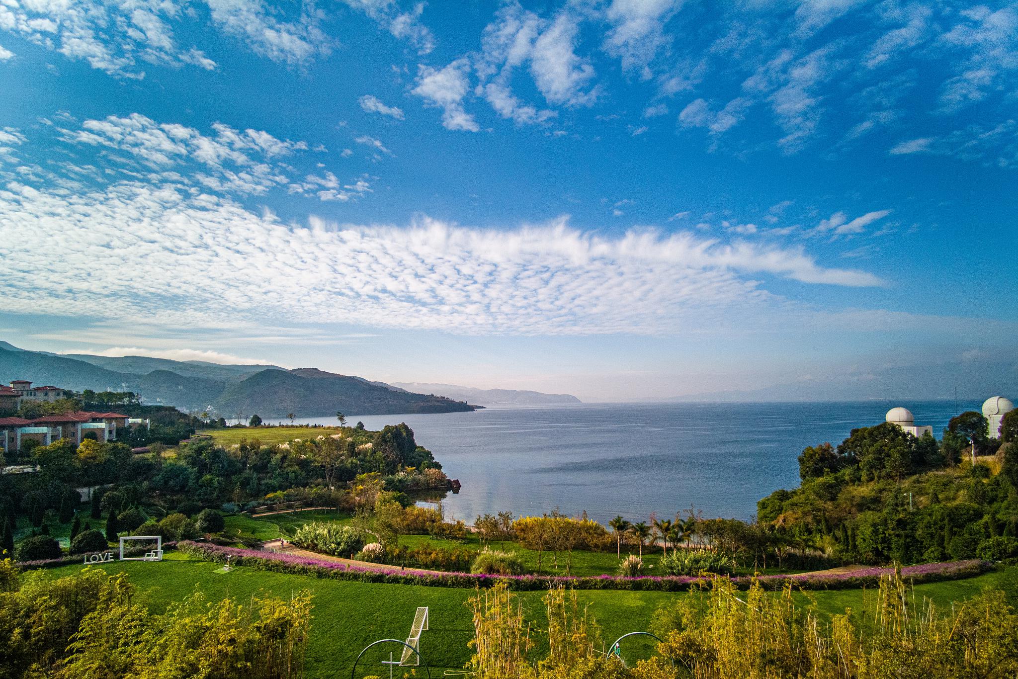 云南抚仙湖旅游攻略 云南抚仙湖是一个集自然风光,历史文化,地方特色