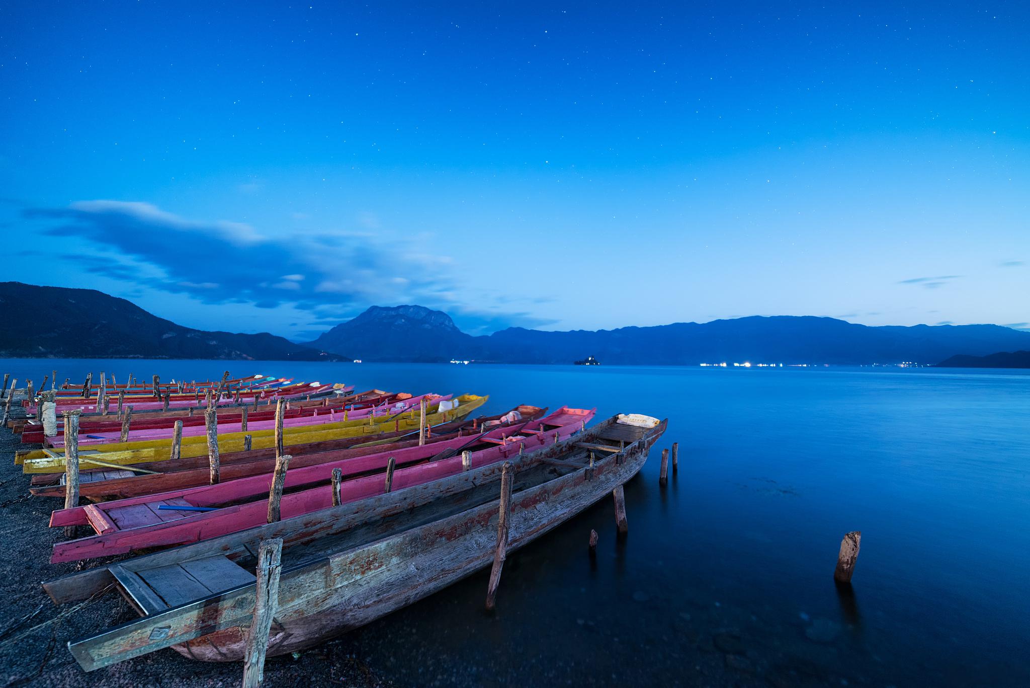 云南抚仙湖旅游攻略 云南抚仙湖是一个集自然风光,历史文化,地方特色
