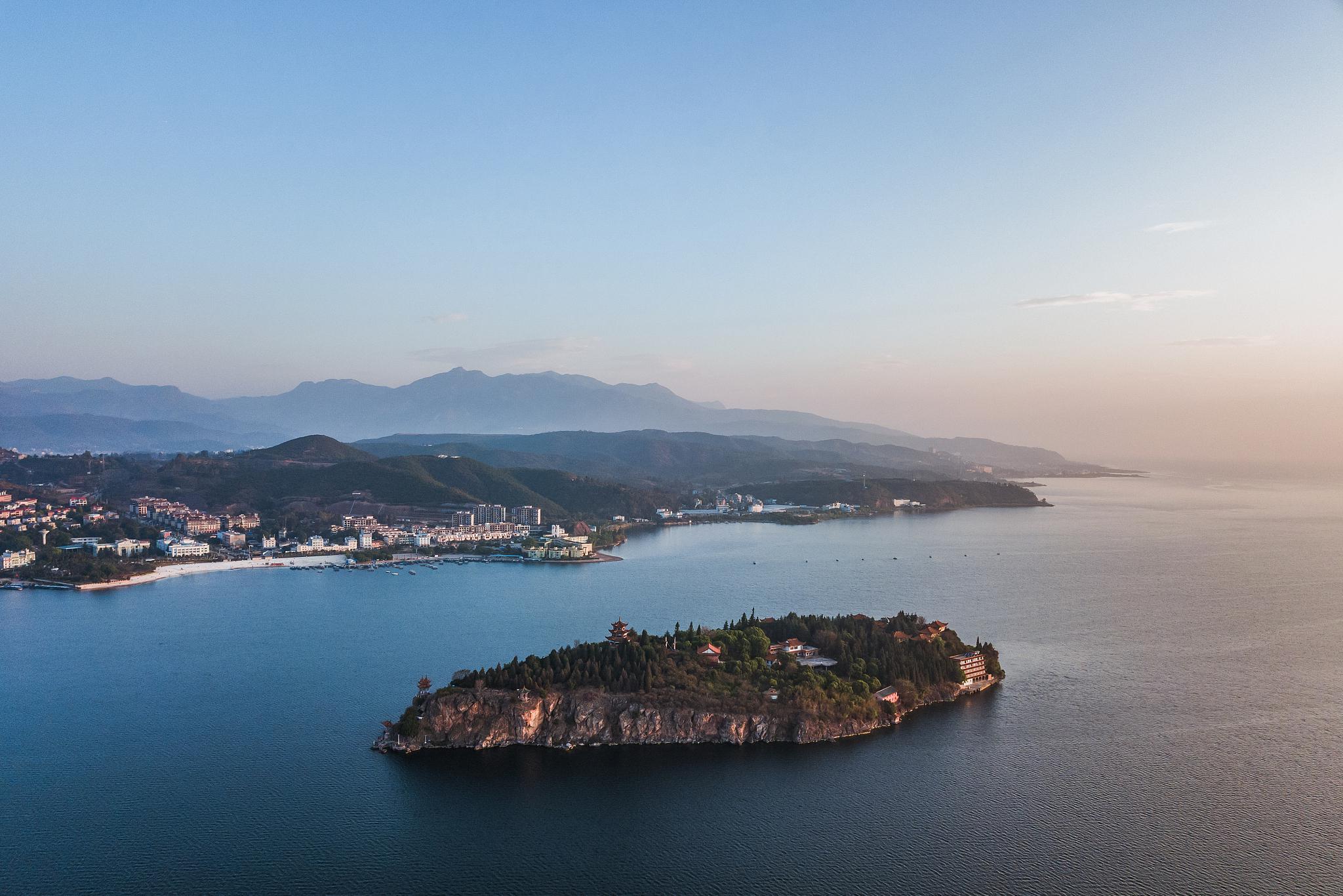 云南抚仙湖旅游攻略 云南抚仙湖是一个集自然风光,历史文化,地方特色