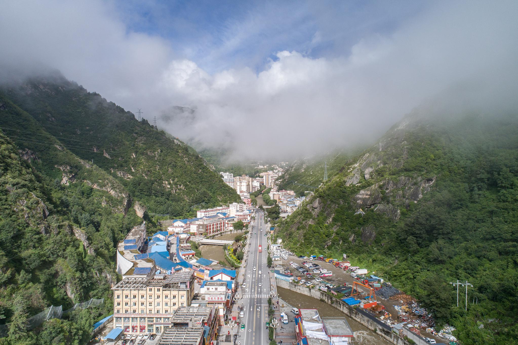 察隅县位于西藏林芝市,地处西藏东南部,南接缅甸和印度,边境线长588