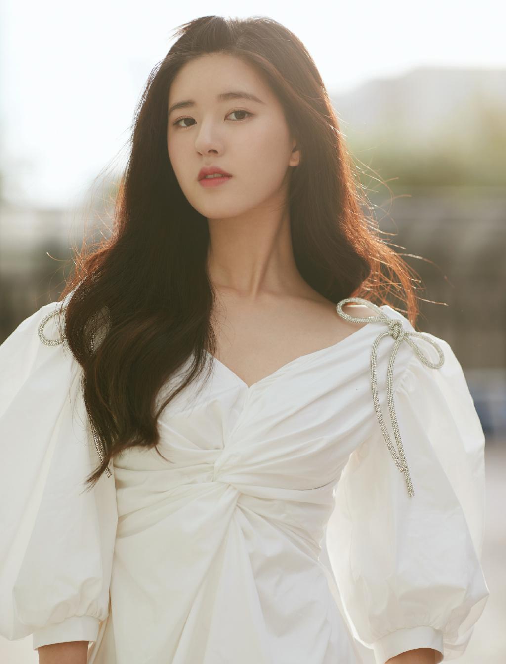 赵露思:新一代国民女神 赵露思以其独特的魅力和出色的表演,成为了新