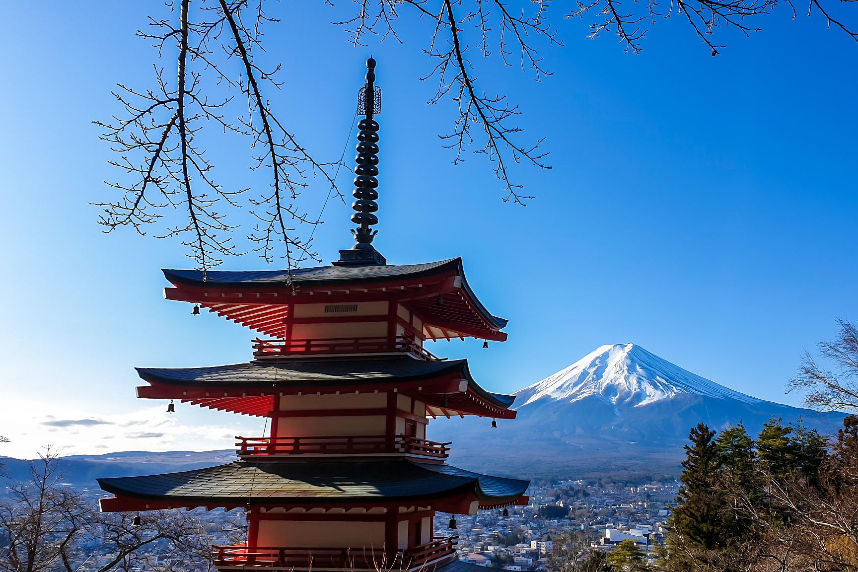 日本是一个备受喜爱的旅游目的地,其独特的文化和风景吸引了来自式珑