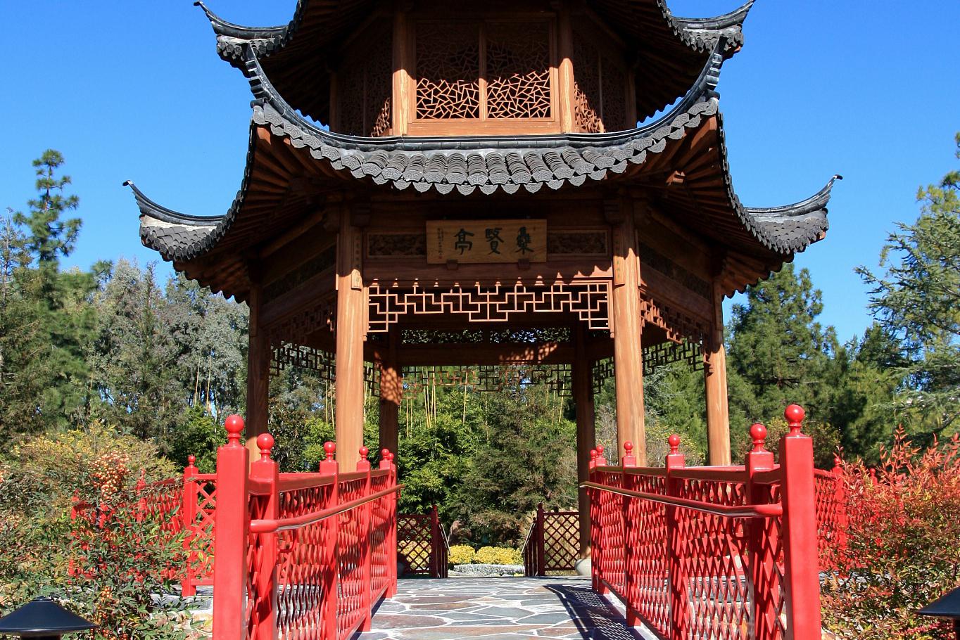 汉韵徽风格调双层八角亭 这座双层八角亭以其精美的汉韵徽风格调吸引