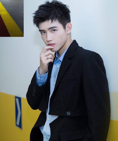 章子怡白衣黑裙笑靥如花 章子怡,王俊凯,陈飞宇,王子文等明星亮相上海