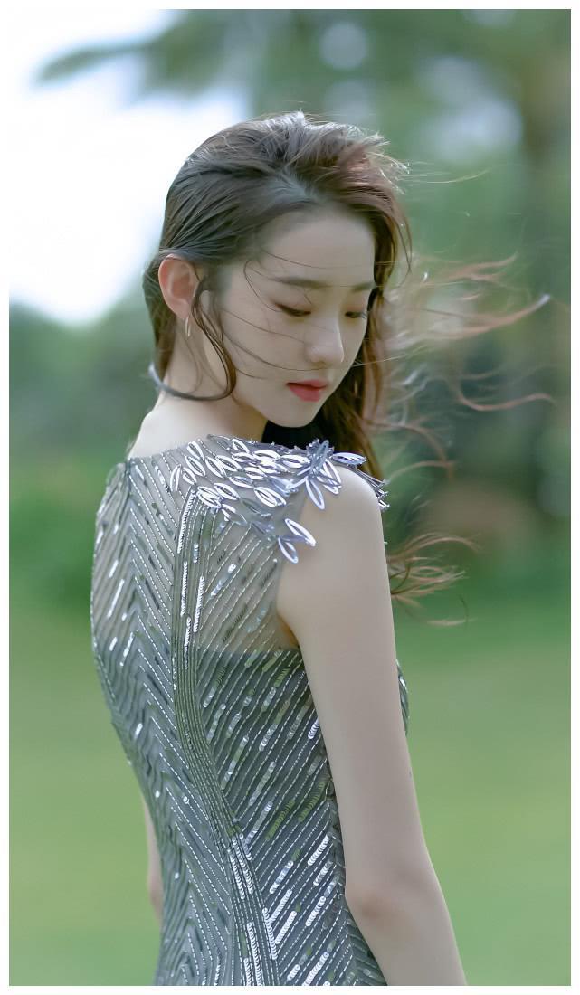 芭蕾公主张艺凡的微笑 芭蕾公主张艺凡的一张"生图"照片在互联网上疯