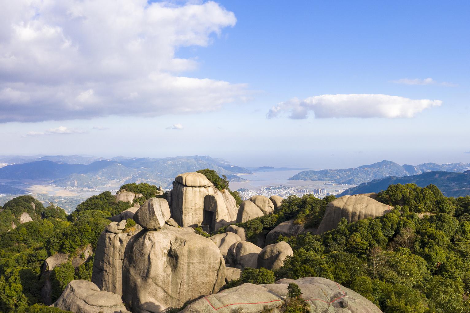 太姥山秋季赏红叶,品白茶攻略 太姥山位于福建省福鼎市境内,因其峰峦