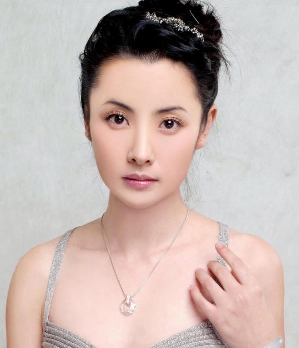 杨明娜:苦尽甘来 杨明娜是一位低调务实的演员,凭借出色的表演技巧