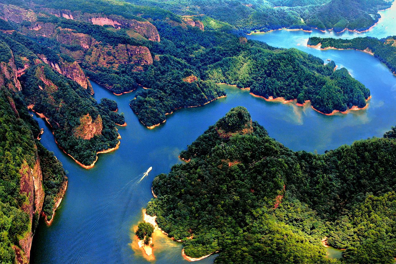 大金湖,福建泰宁的旅游胜地 大金湖,位于中国福建省三明市泰宁县,是一