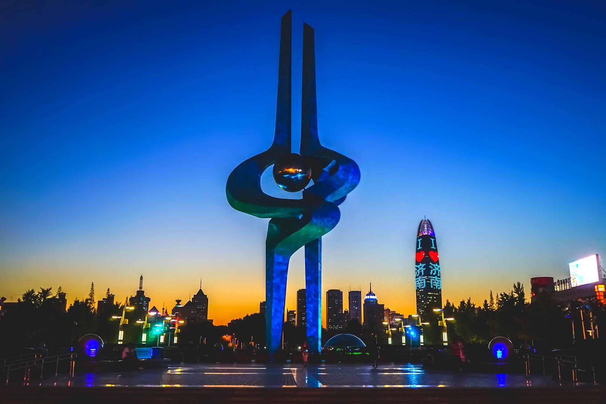 趵突泉 济南市最著名的景点之一,以其泉水清澈甘甜而著名,有着浓旱哪