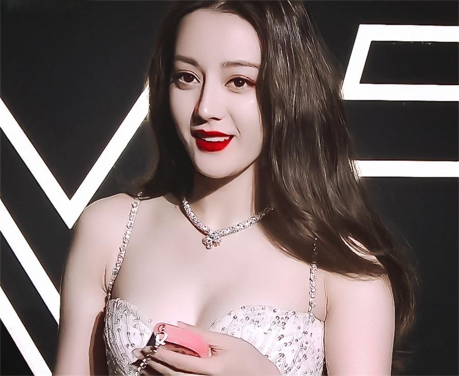 迪丽热巴:女性自由不容侵犯 迪丽热巴的红秀杂志封面又引发了全网热议