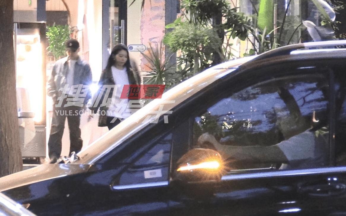 苏小玎与女友的浪漫约会 苏小玎与女友的浪漫约会在汽车影院中达到了