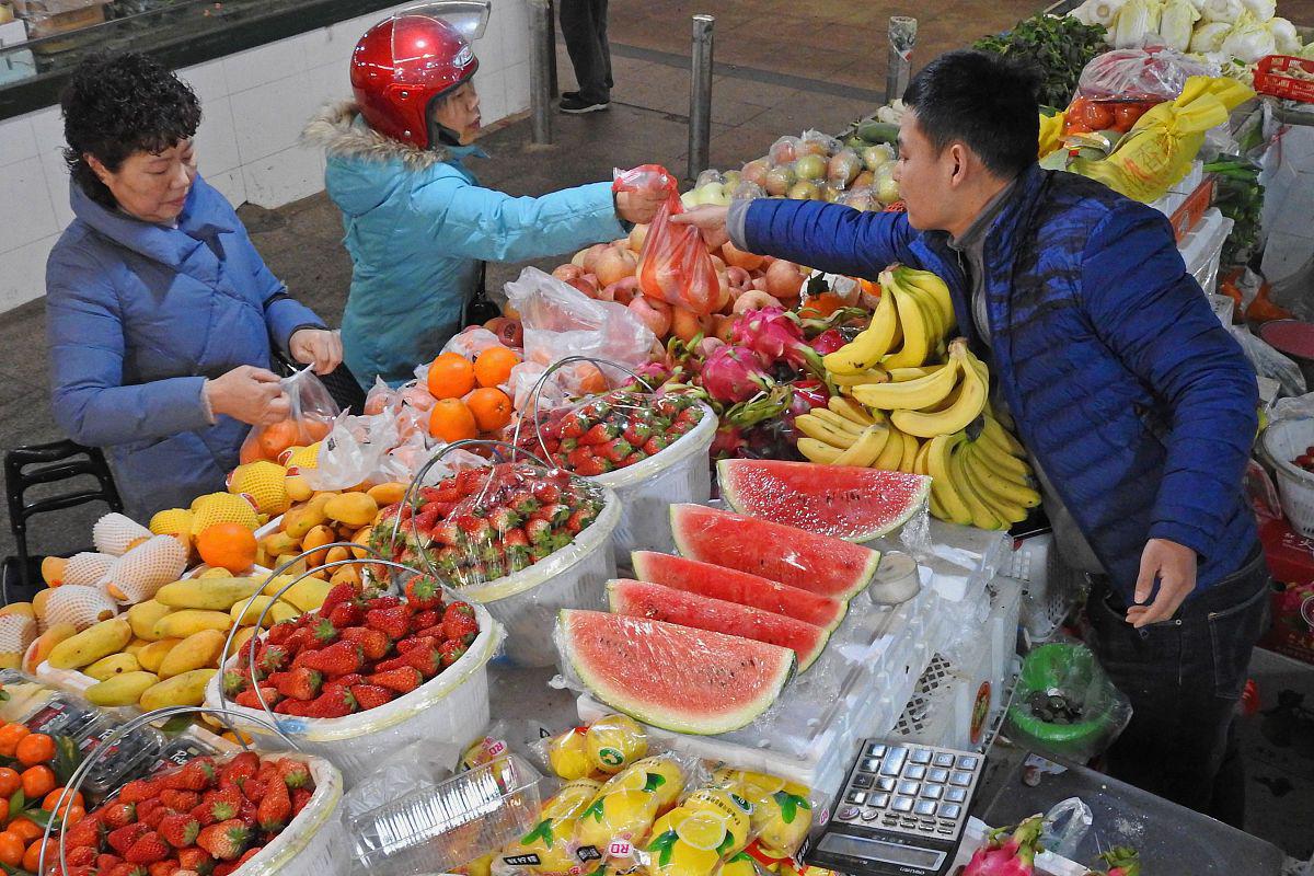 摆地摊卖水果捞,这样做最赚钱 水果捞是一款受欢迎的街头小吃,如果您