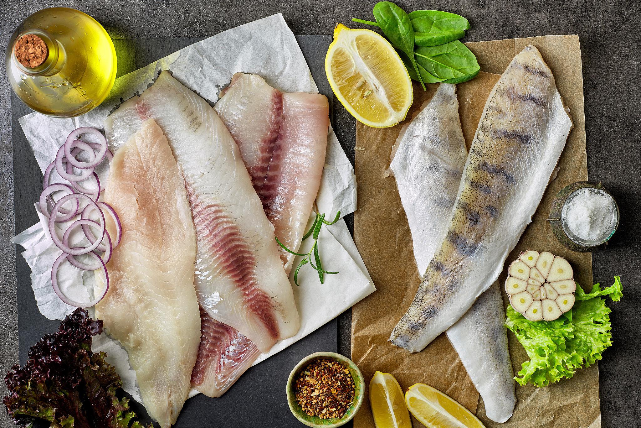 鱼肉与大脑发育的关系 鱼肉,作为一种丰富的蛋白质来源,不仅有助于