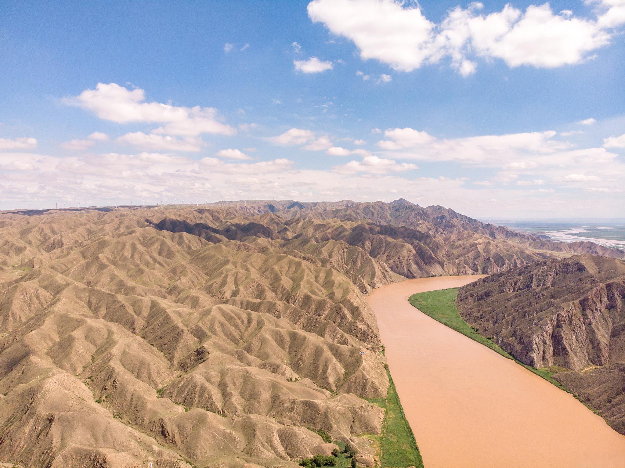 银川旅游攻略 想象一下,在一片广袤的沙漠中,驼铃声声,一队行走在沙漠