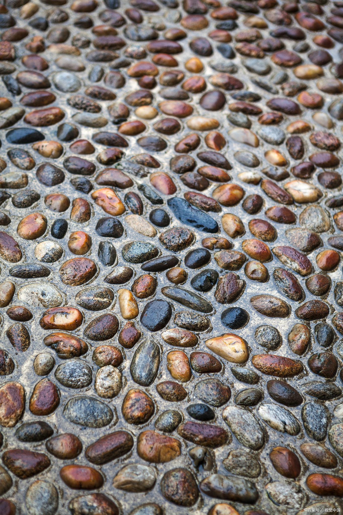 铺设鹅卵石地面的步骤和注意事项 在铺设鹅卵石地面时,需要按照一定的