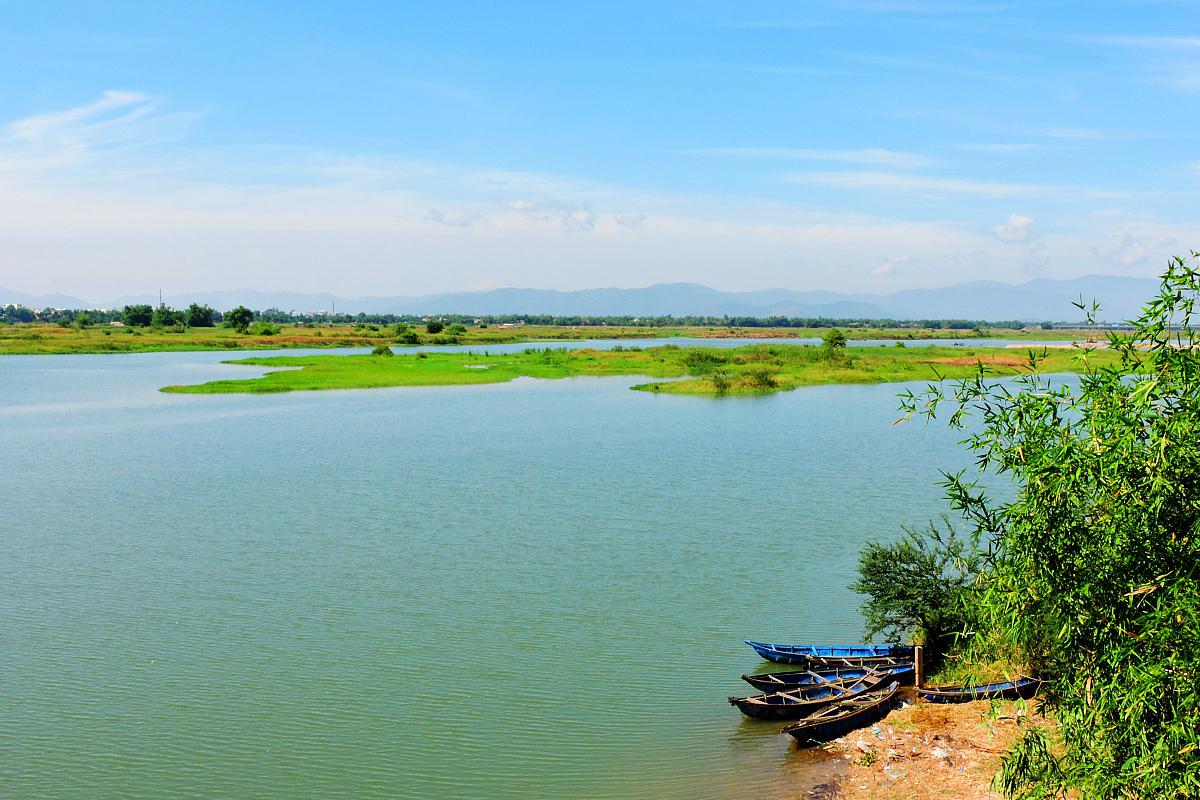 茈碧湖旅游风景区 茈碧湖旅游风景区,位于云南大理州洱源县,是一个