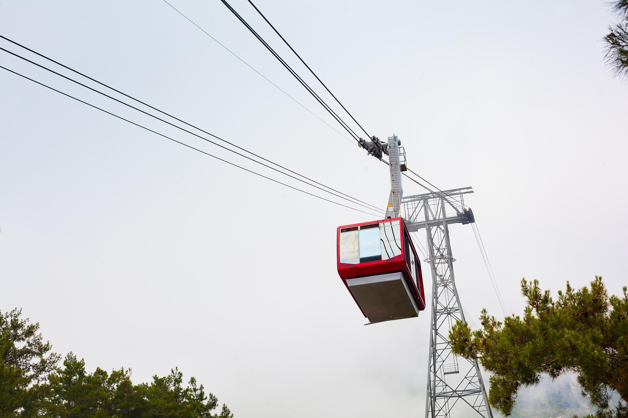 峨眉山最快登顶攻略 峨眉山最快登顶的方法是坐车,坐索道加上步行.