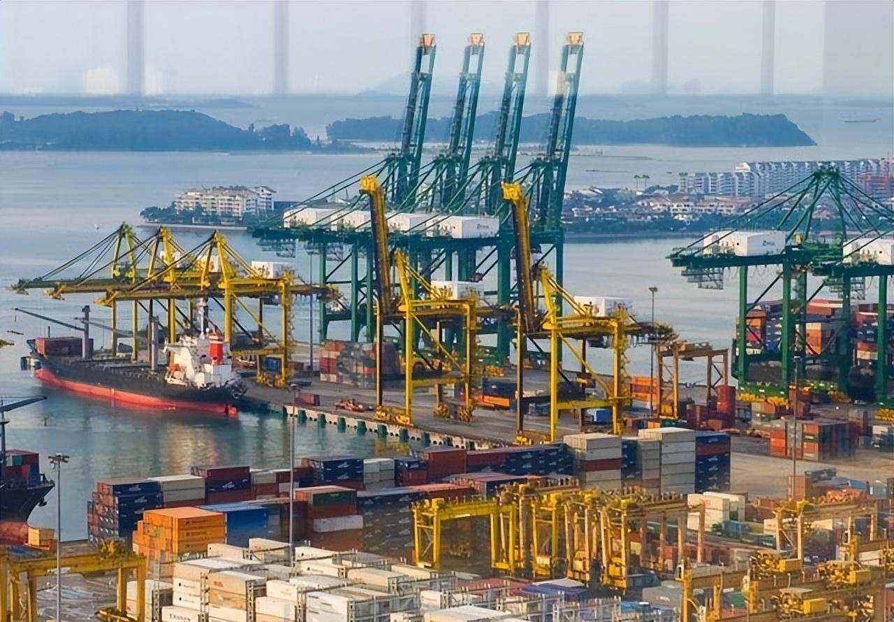 中国巨无霸:洋山深水港 洋山深水港是世界上最大的深水集装箱港之一