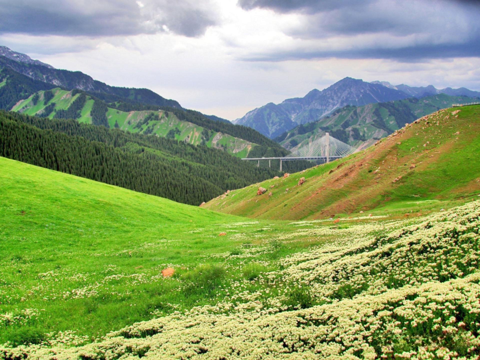 它东起伊宁县东部,西至霍城县城西端,全长约36公里,是伊犁地区最著名