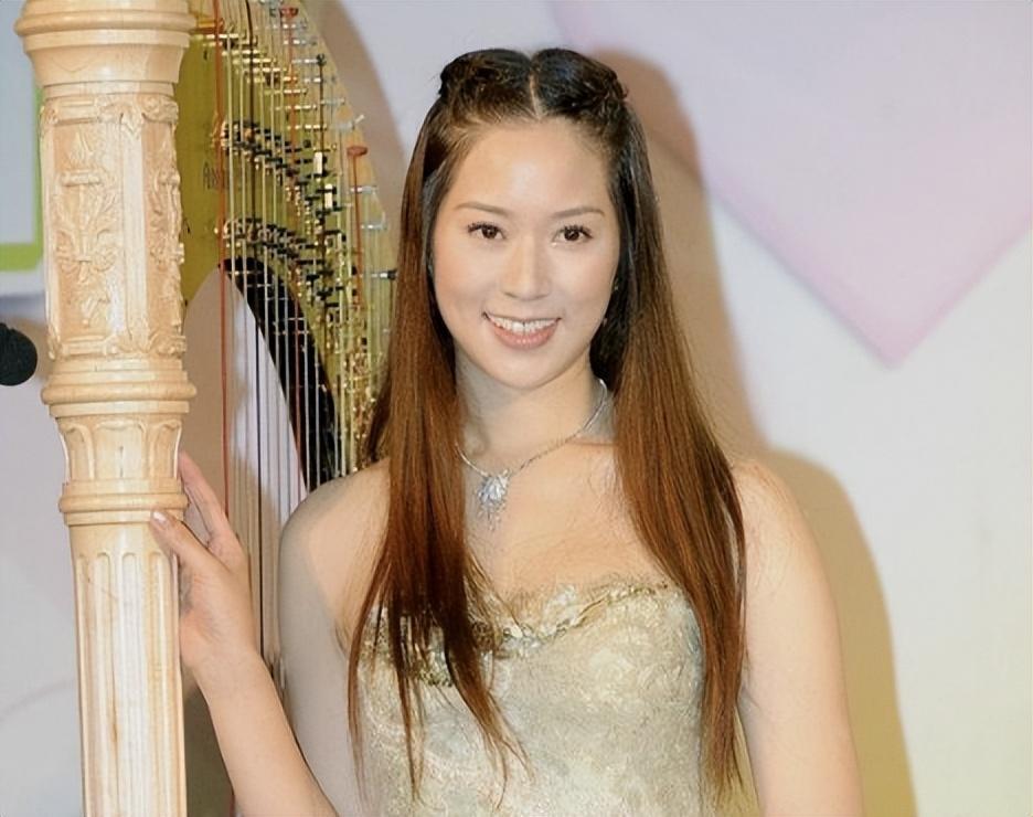 香港贵妇聚会:徐子淇春风得意 徐子淇和林恬儿一起站在聚会的c位,气定