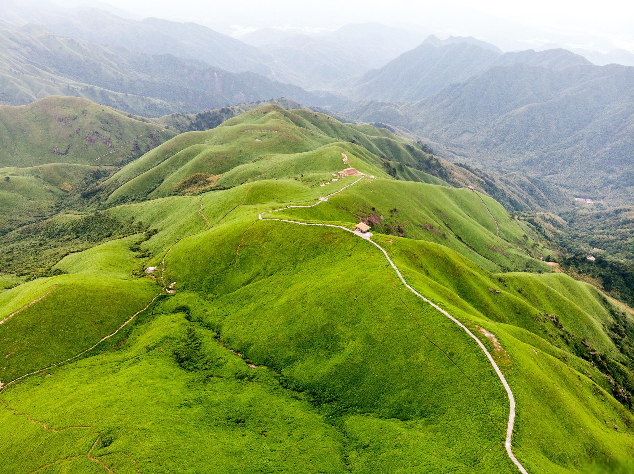 武功山,位于江西省萍乡市,是国家aaaaa级旅游景区,拥有独特的高山草甸