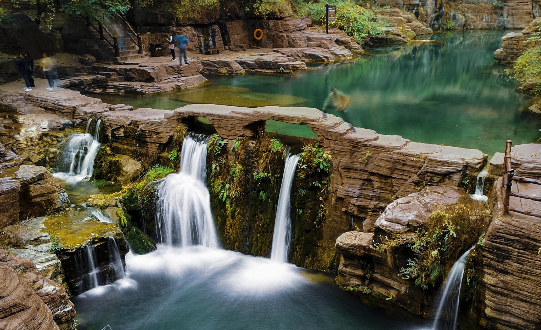 宝泉风景区的魅力 宝泉风景区位于河南和山西两省之间的辉县市薄壁镇