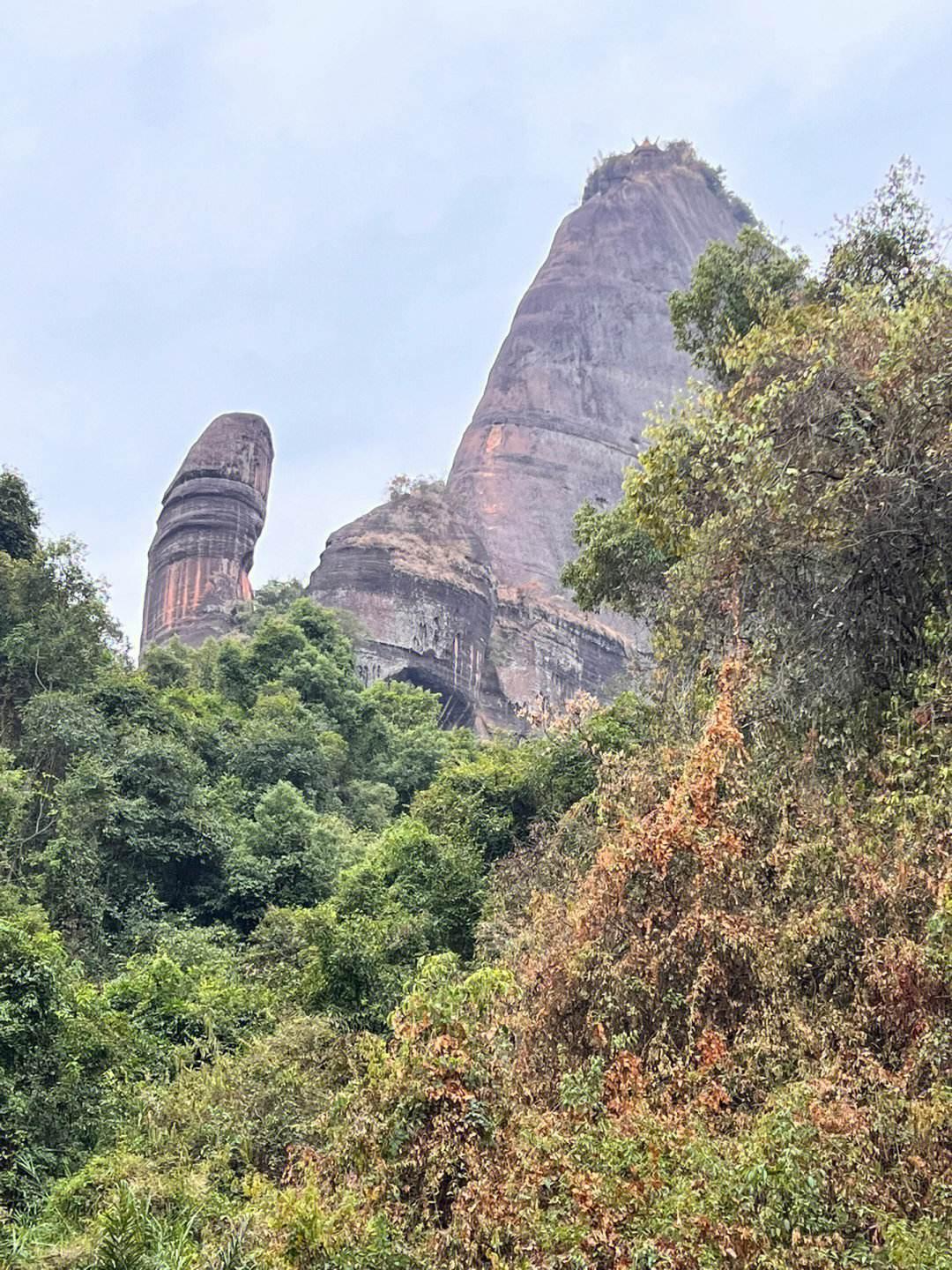 丹霞山,大自然的神奇和美丽 丹霞山,这处位于中国广东省韶关市的自然
