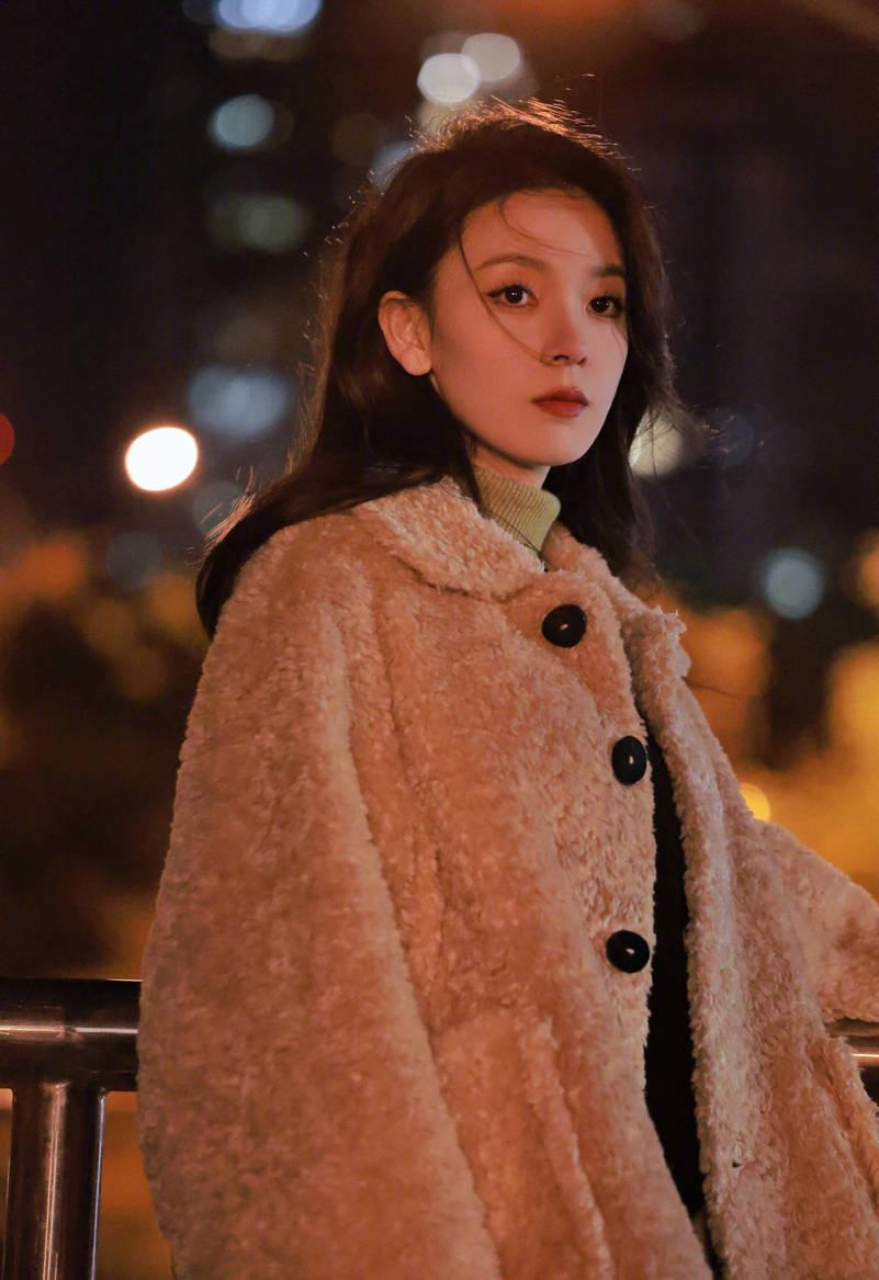 陈瑶:微风轻拂长发眼神有故事 陈瑶在11月13日晒出的这组大片,用影像