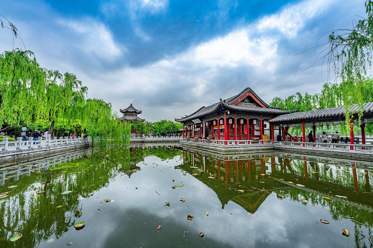 大明湖,济南市的标志性景点 大明湖,位于山东省济南市市中心,是中国