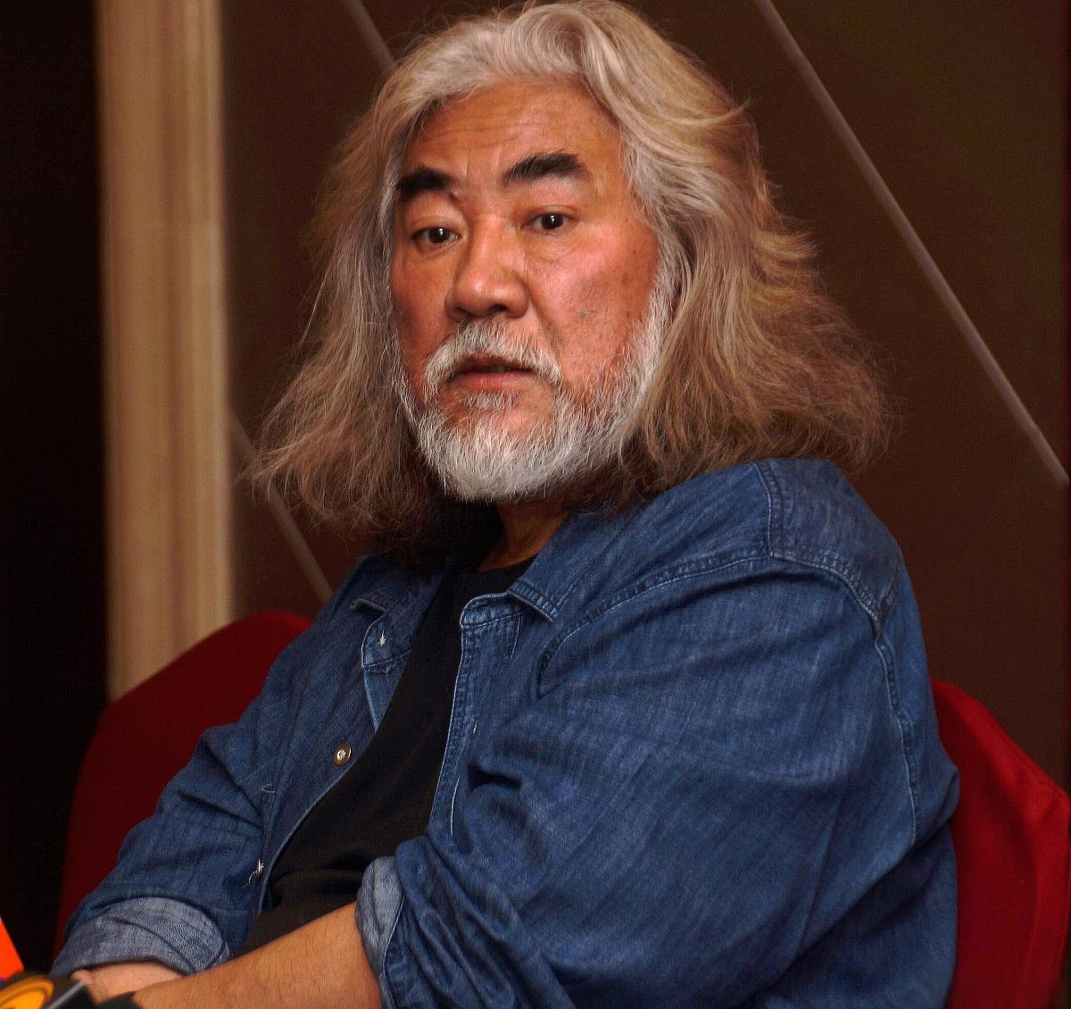 张纪中69岁喜得贵子,与小31岁娇妻为生子,两年内取卵70颗,他究竟有何