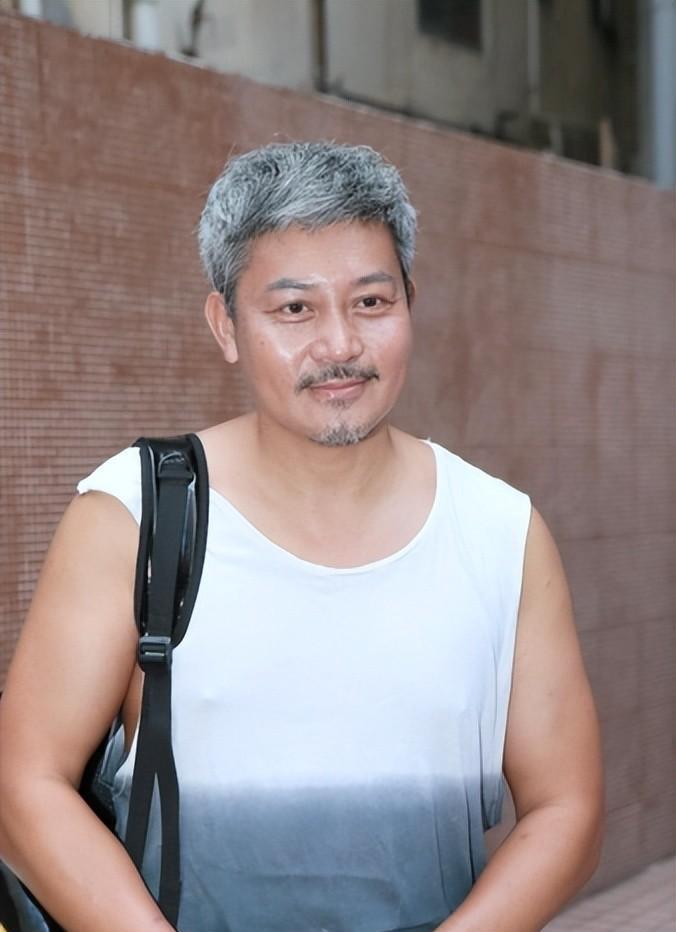 曾伟权:无家人子女送终 著名的香港演员曾伟权在2020年因患上肺癌而