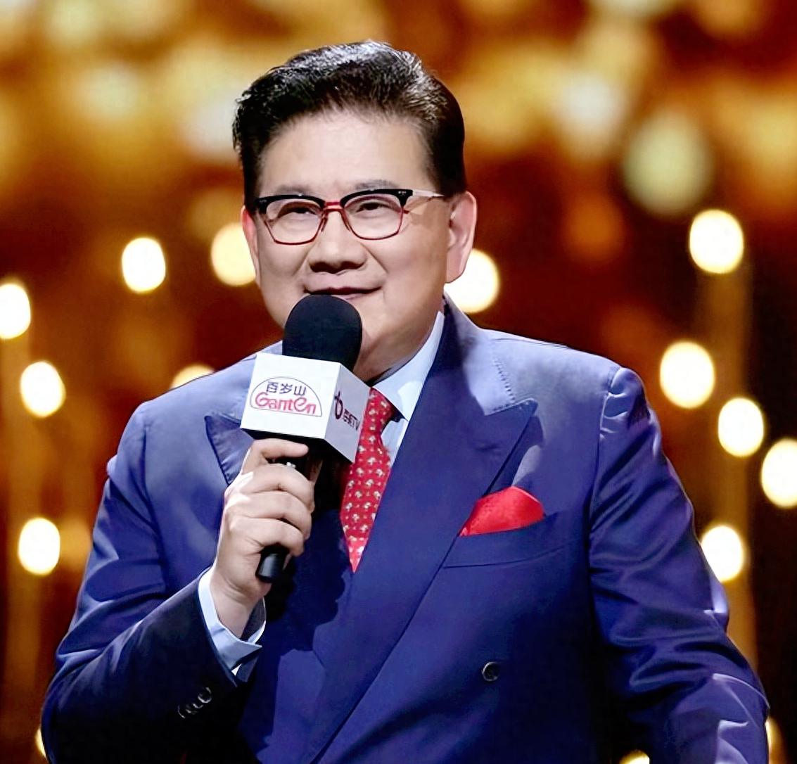 曹可凡的双面人生 曹可凡,知名主持人,成功背后的艰辛历程,但他的双面