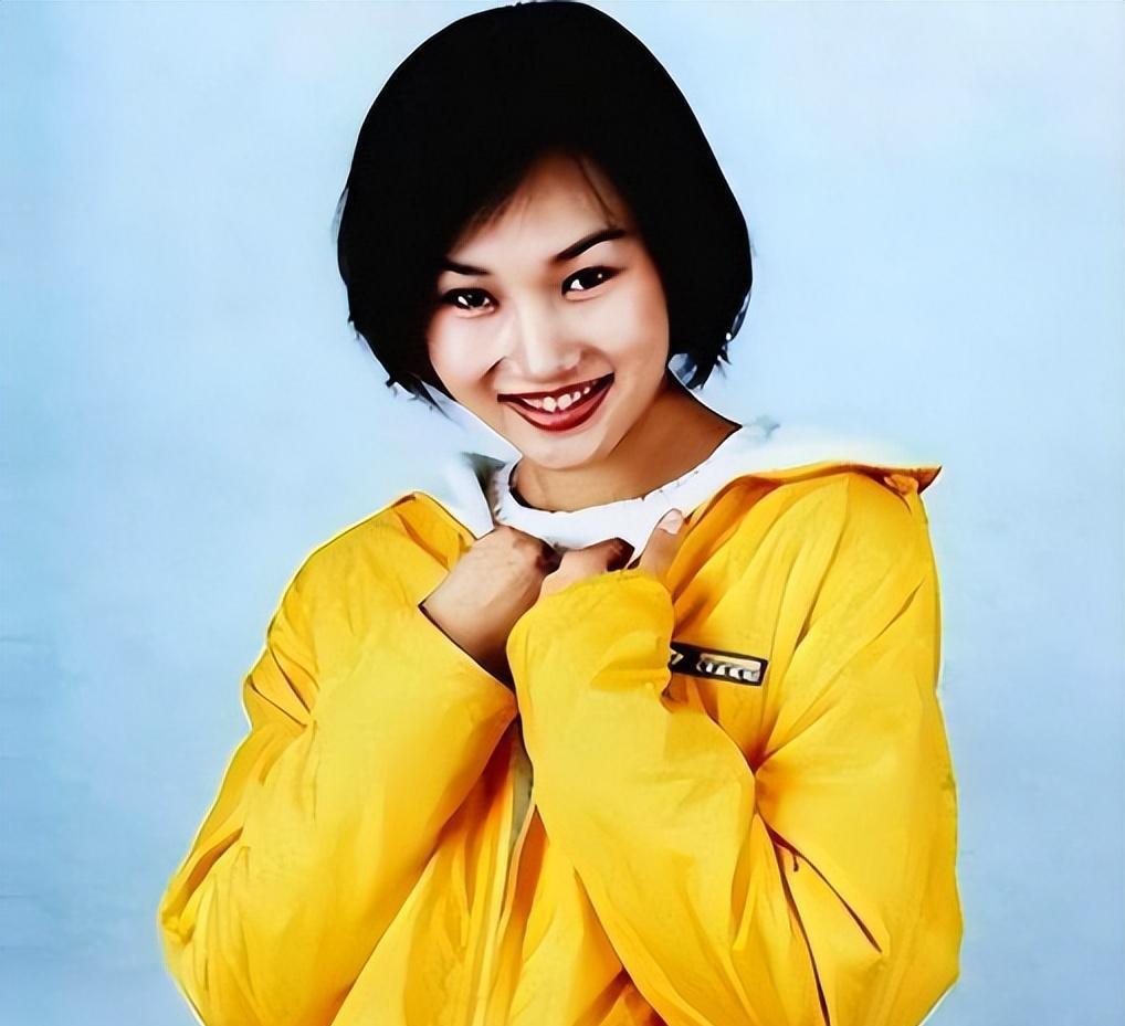 李梓萌:贷款上班20年,戴假发出镜,真实面目让人惊讶 李梓萌是央视最受