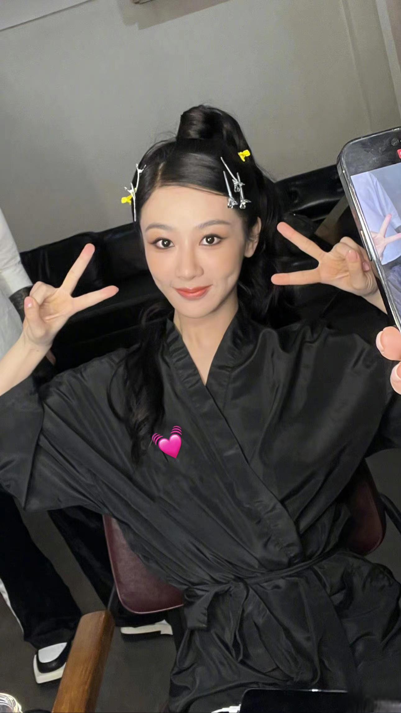 迪丽热巴和杨紫最新活动直播新妆造 9月10迪丽热巴参加西安线下力士