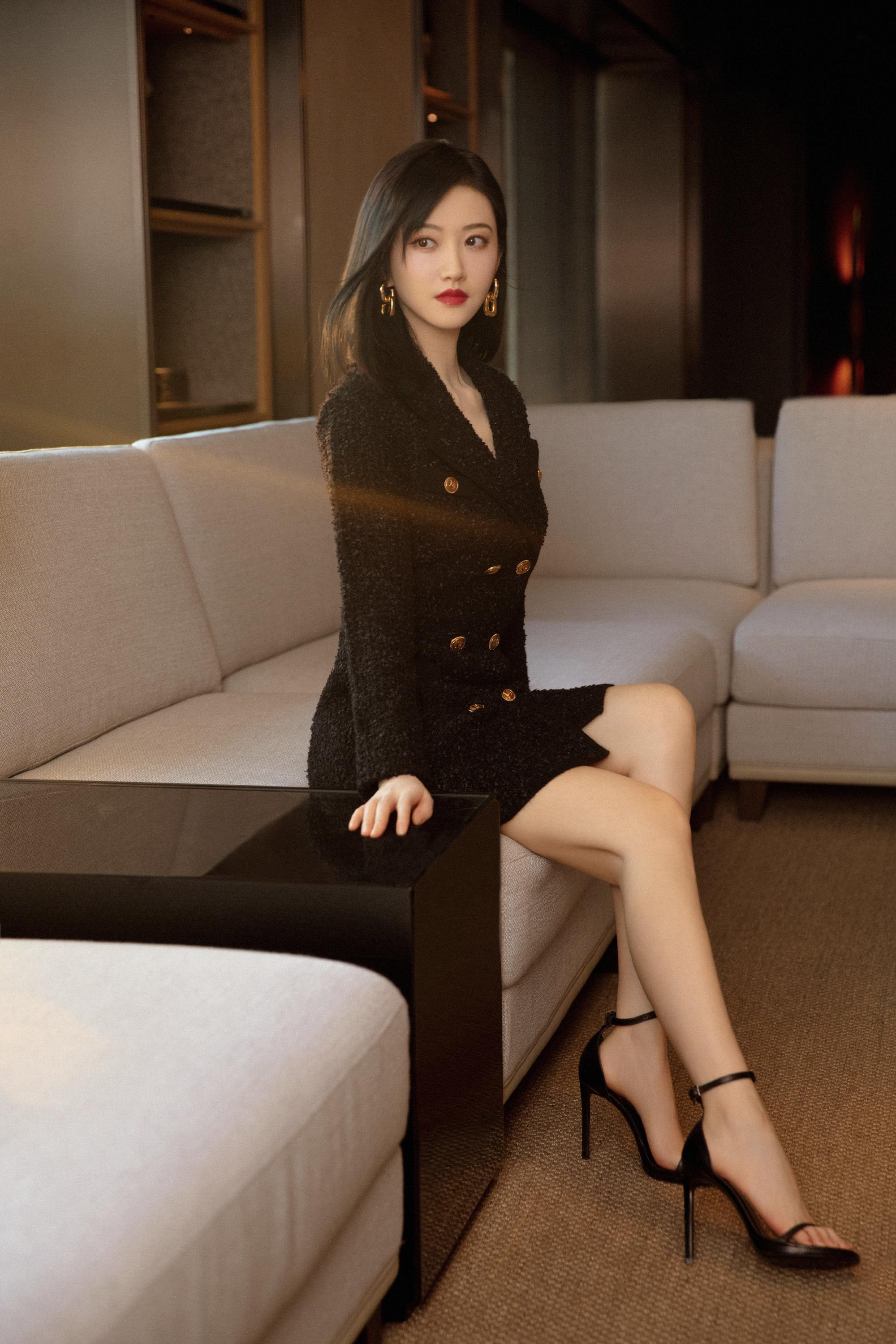 景甜:如同一朵盛开的黑玫瑰 景甜身着一袭简约的小香风深v黑裙,如同