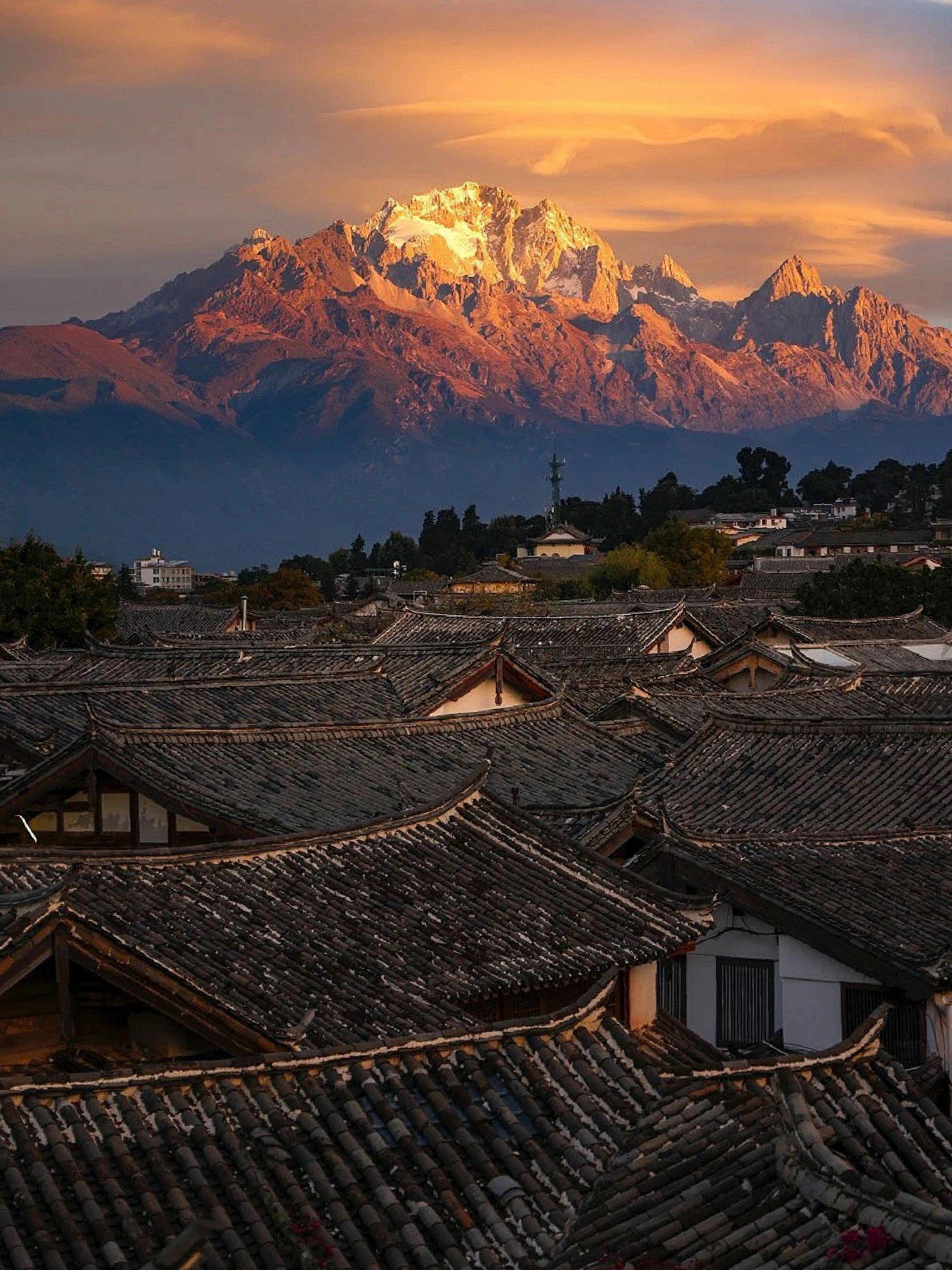 玉龙雪山,一座神奇的高山 位于中国云南省丽江市的玉龙雪山,是一座