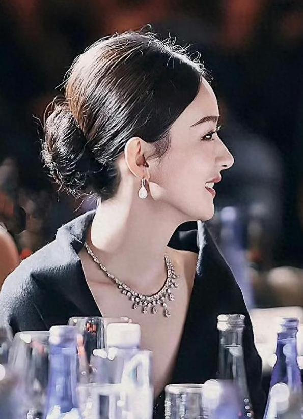 侧脸美的魅力 侧脸美是指侧脸角度呈现出的完美和谐感,赵丽颖的侧脸