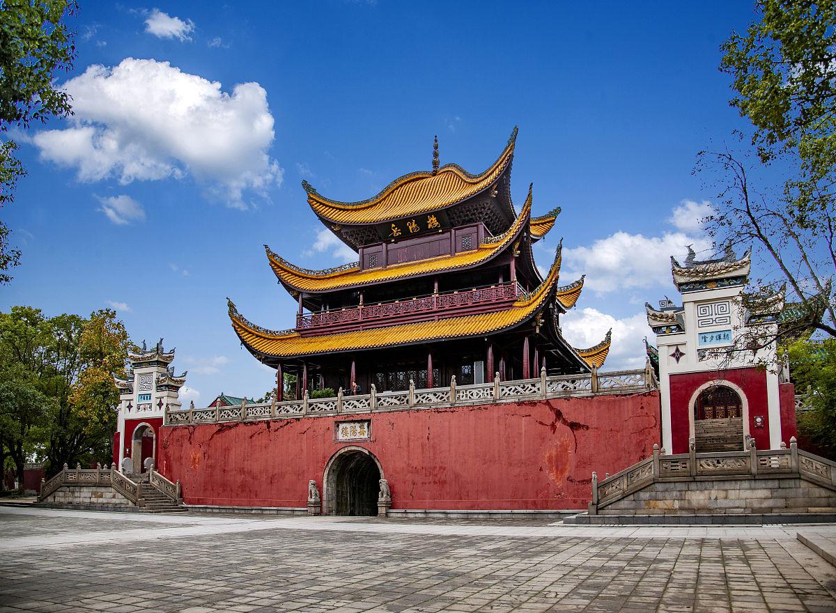 岳阳楼位于洞庭湖畔,是中国文化名城岳阳的标志性建筑.