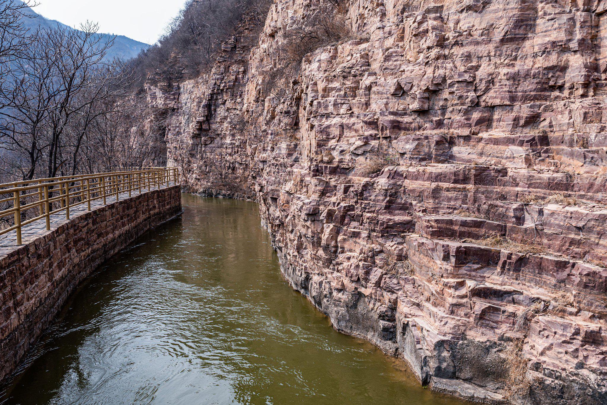 房山十渡拒马乐园:水清山险的自然之美 在中国北京市的房山区,有一个