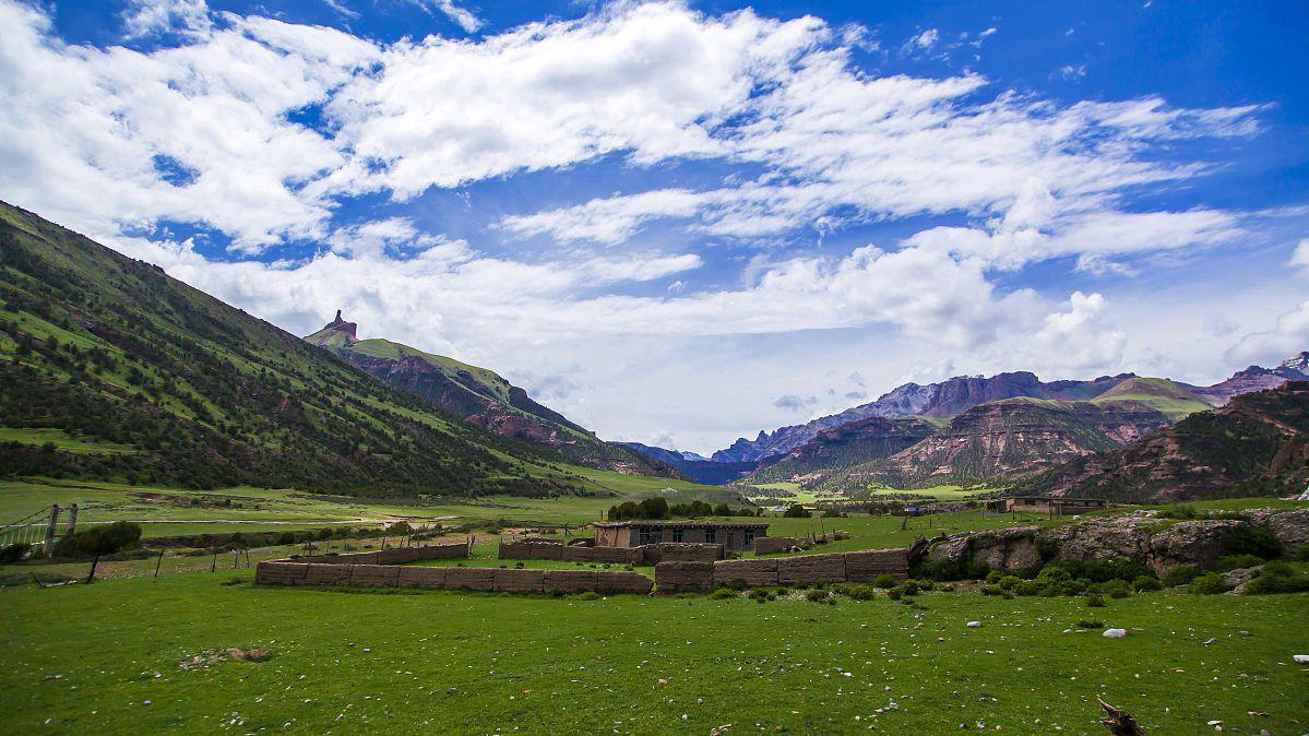 青藏高原的旅游胜地 玉树,位于青海省南部,是青藏高原的重要旅游景点