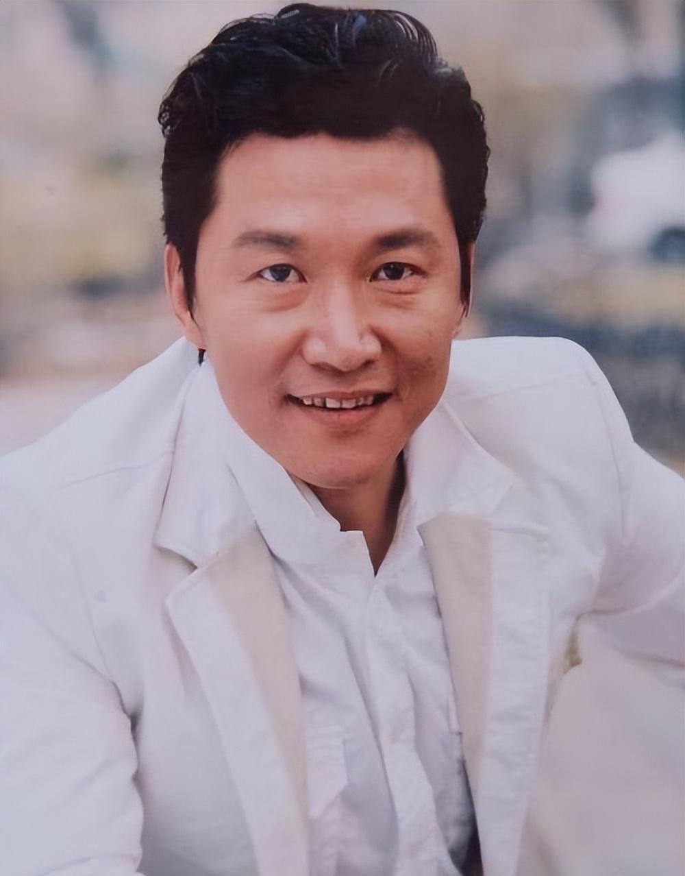 赵燕国彰:寒门才子的励志故事 赵燕国彰,一位寒门出身的演员,凭借自己