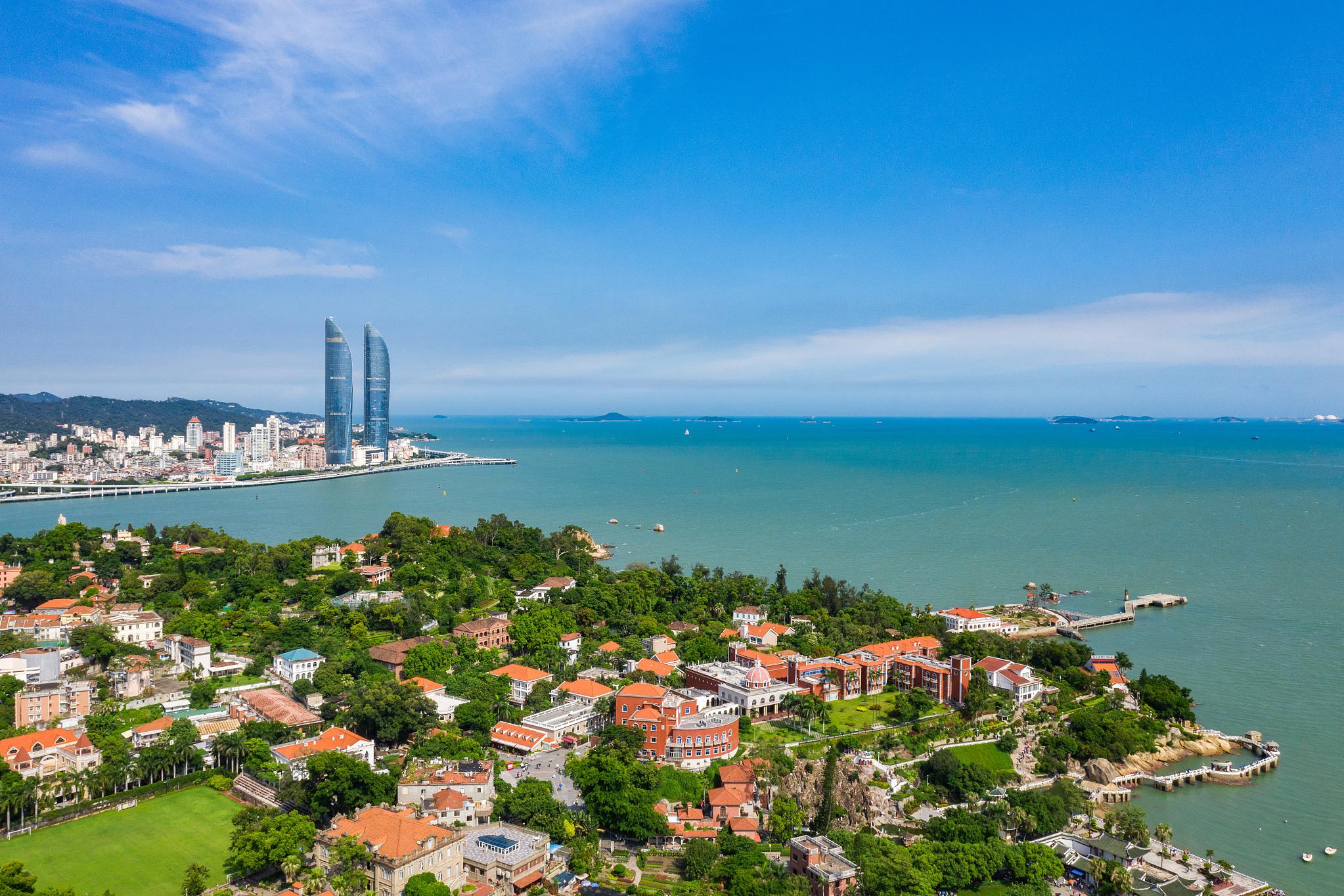 厦门旅游攻略 福建厦门是中国东南沿海的一座美丽城市,以其独特的自然