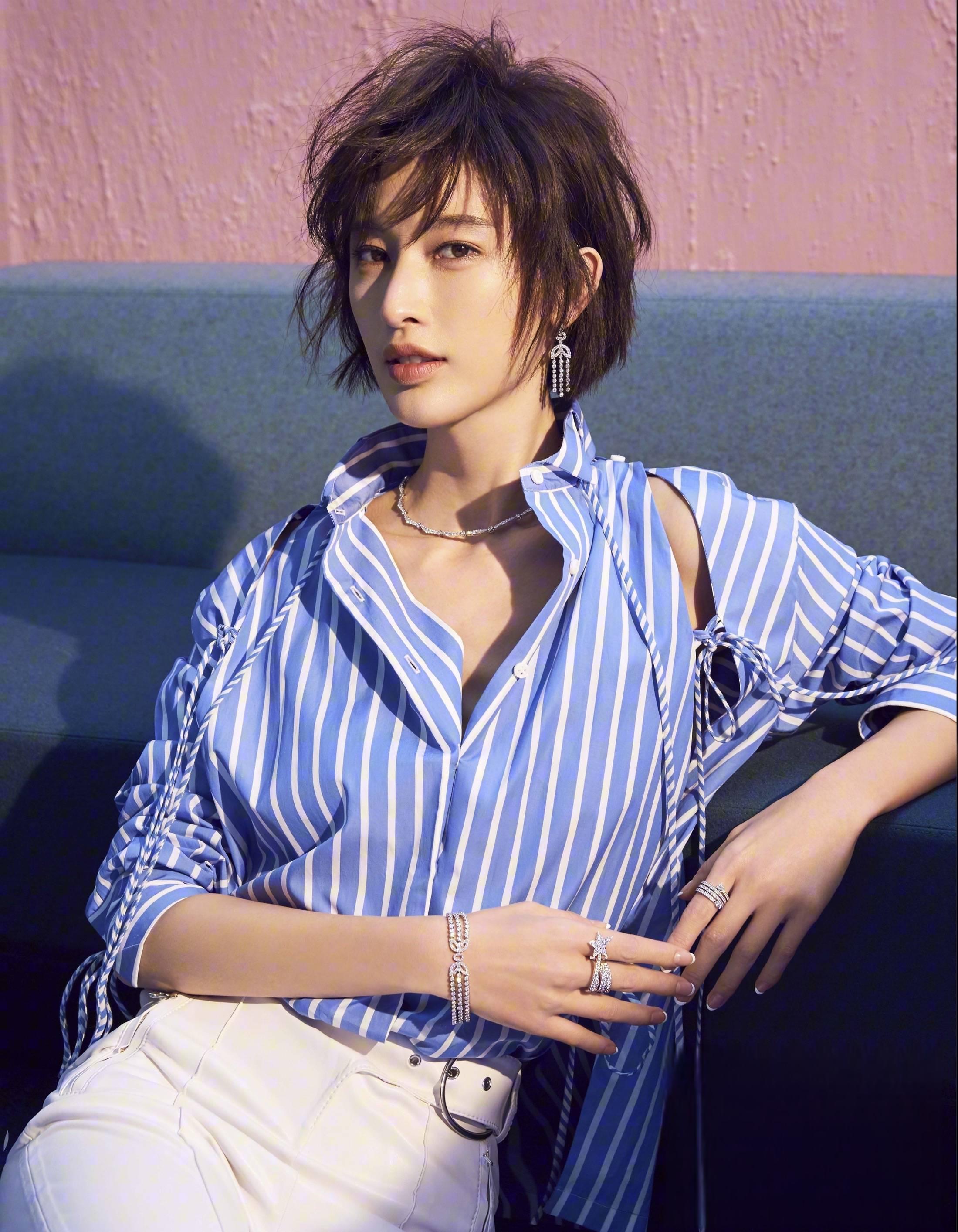 女神张俪,多才多艺 女演员张俪,以清新秀丽的外貌和卓越的演技而闻名