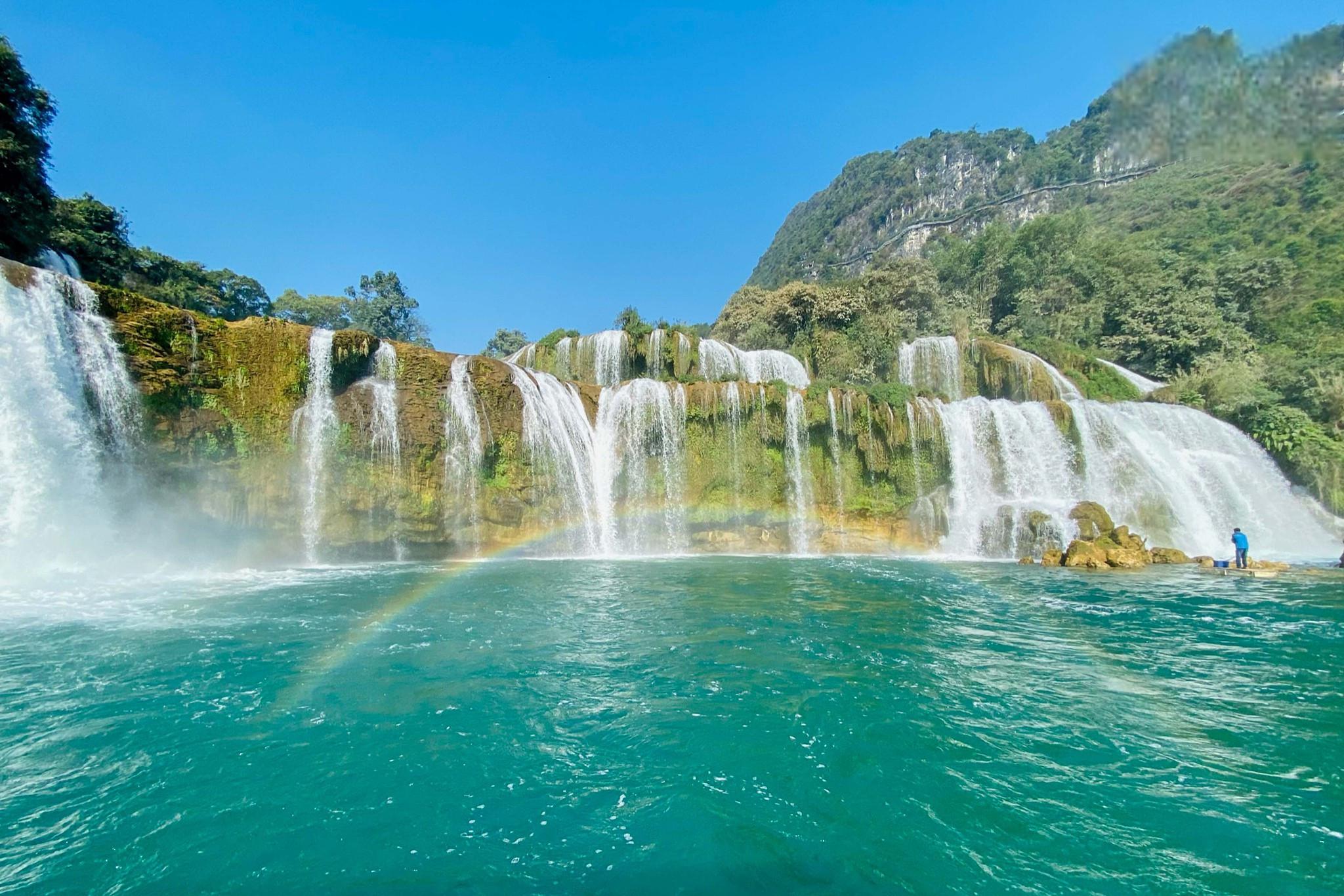 三级瀑布旅游胜地 在中国的壮丽山河中,有一个因三级瀑布而著称的旅游