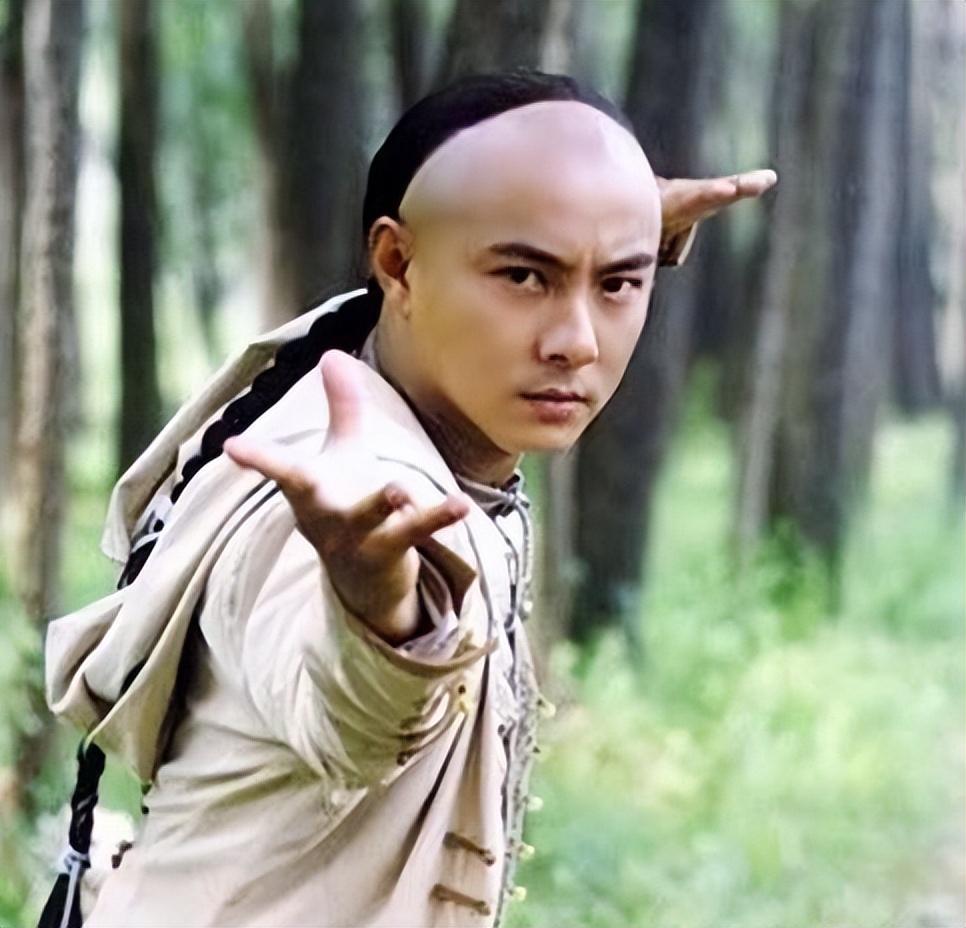 在娱乐圈,名声至关重要,而张卫健因为这起事件,开始受到其他演员和