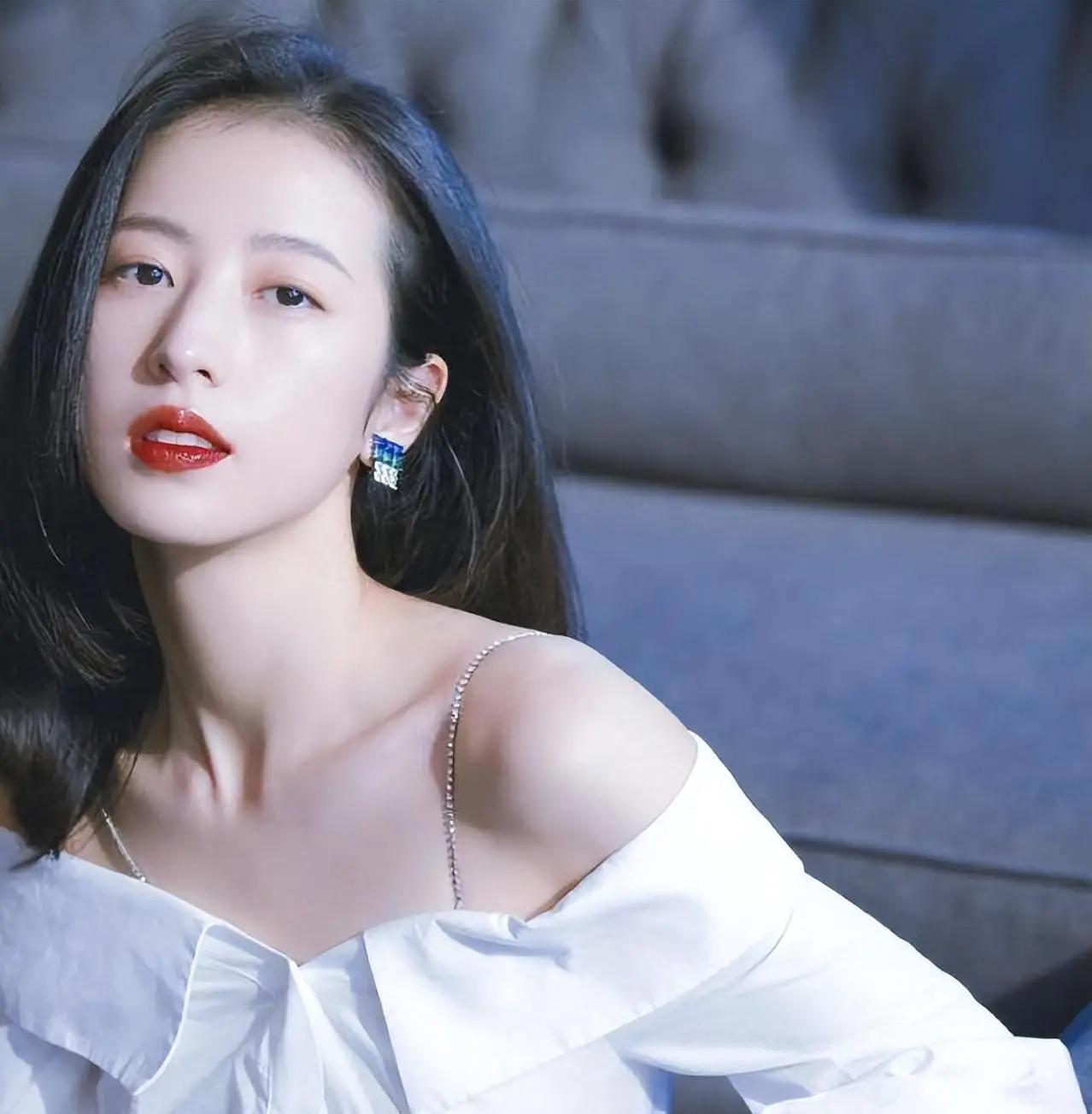 29岁女星周雨彤的故事 周雨彤,毕业于复旦大学表演专业,出演过《上瘾