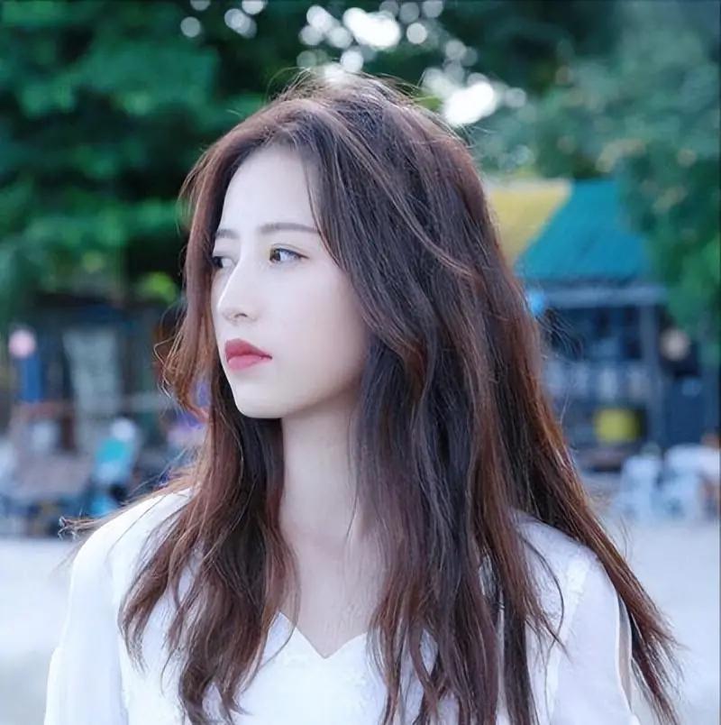 29岁女星周雨彤的故事 周雨彤,毕业于复旦大学表演专业,出演过《上瘾