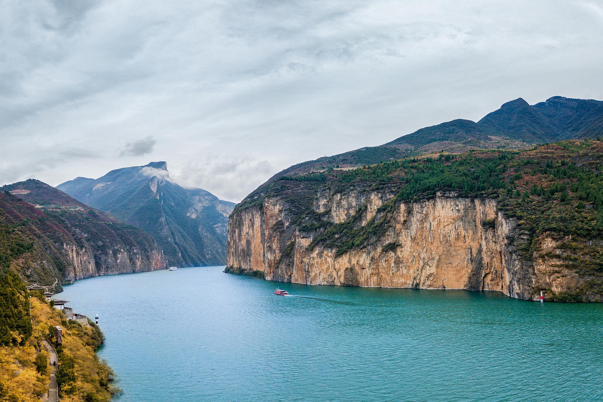 文化的胜地 三峡是指长江三峡,它位于长江上游的重庆市和湖北省之间