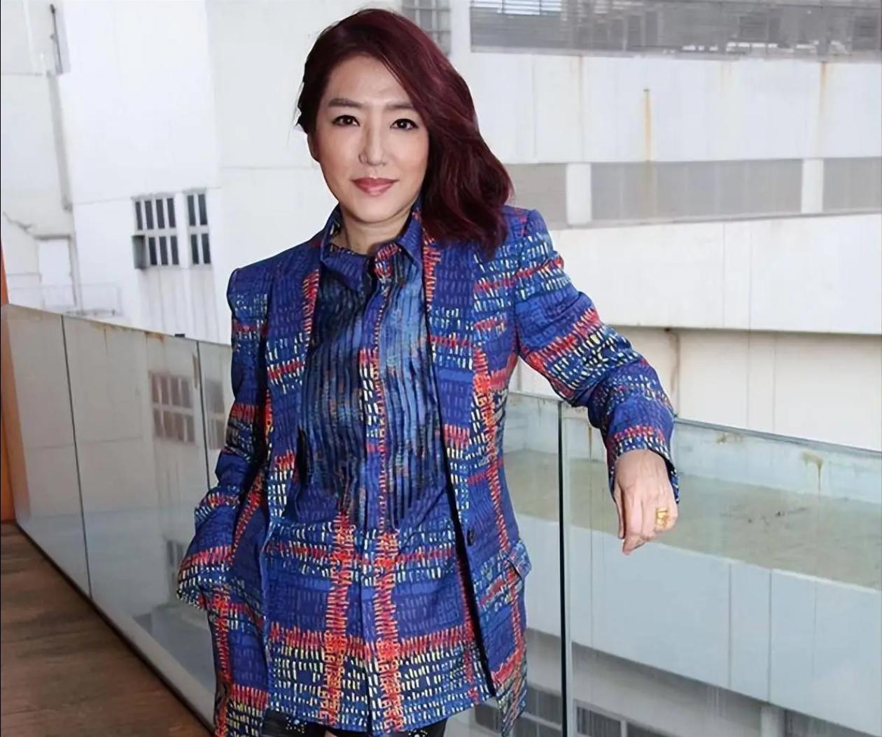 黄日华否认再婚传闻 黄日华和关宝慧是多年的好友,他们在过去的几年里