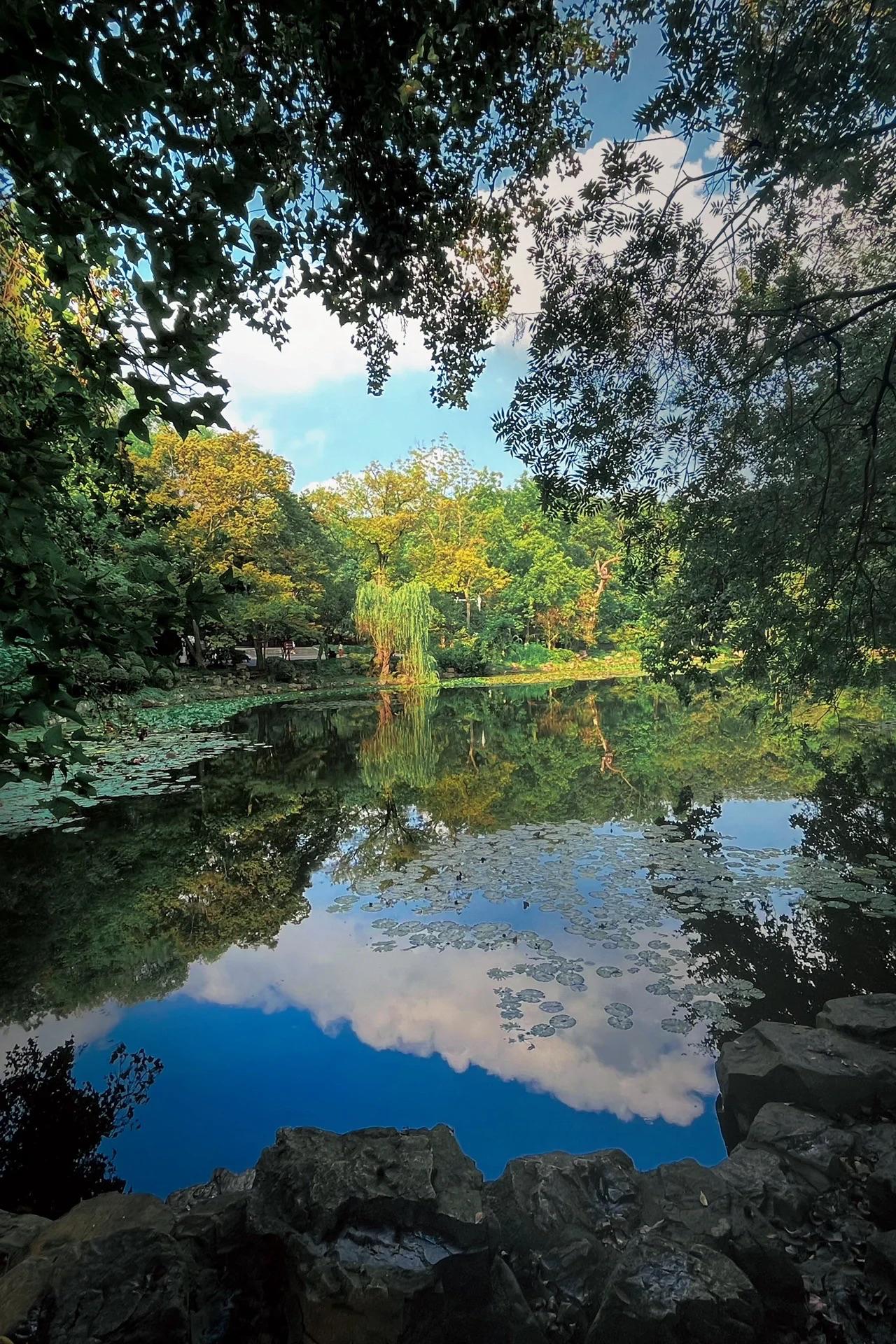 南京灵谷寺景点攻略 灵谷寺位于中山陵的东侧,处于灵谷风景区内.
